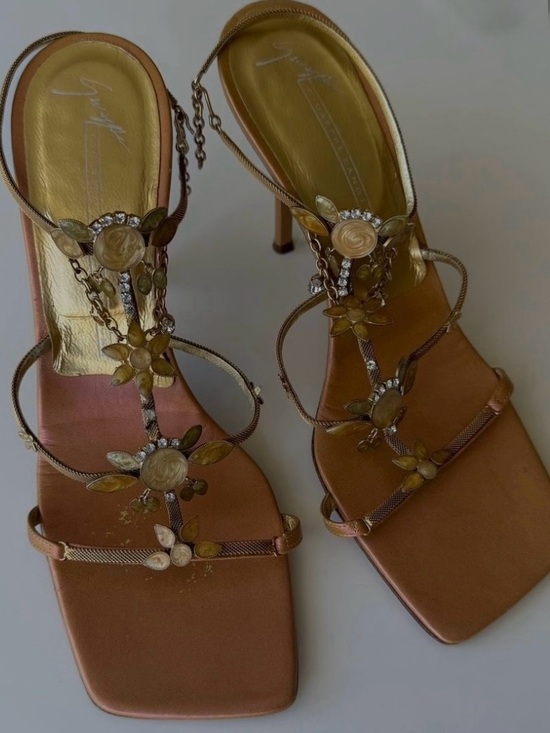 Giuseppe Zanotti Shoes - Giuseppe Zanotti Embellished
Rhinestone Flower Sandal